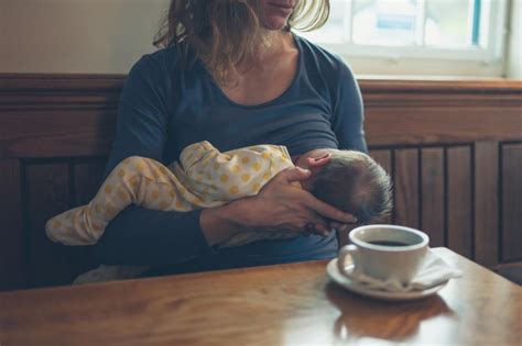 授乳中 コーヒー：カフェイン摂取の影響と母体へのリスク